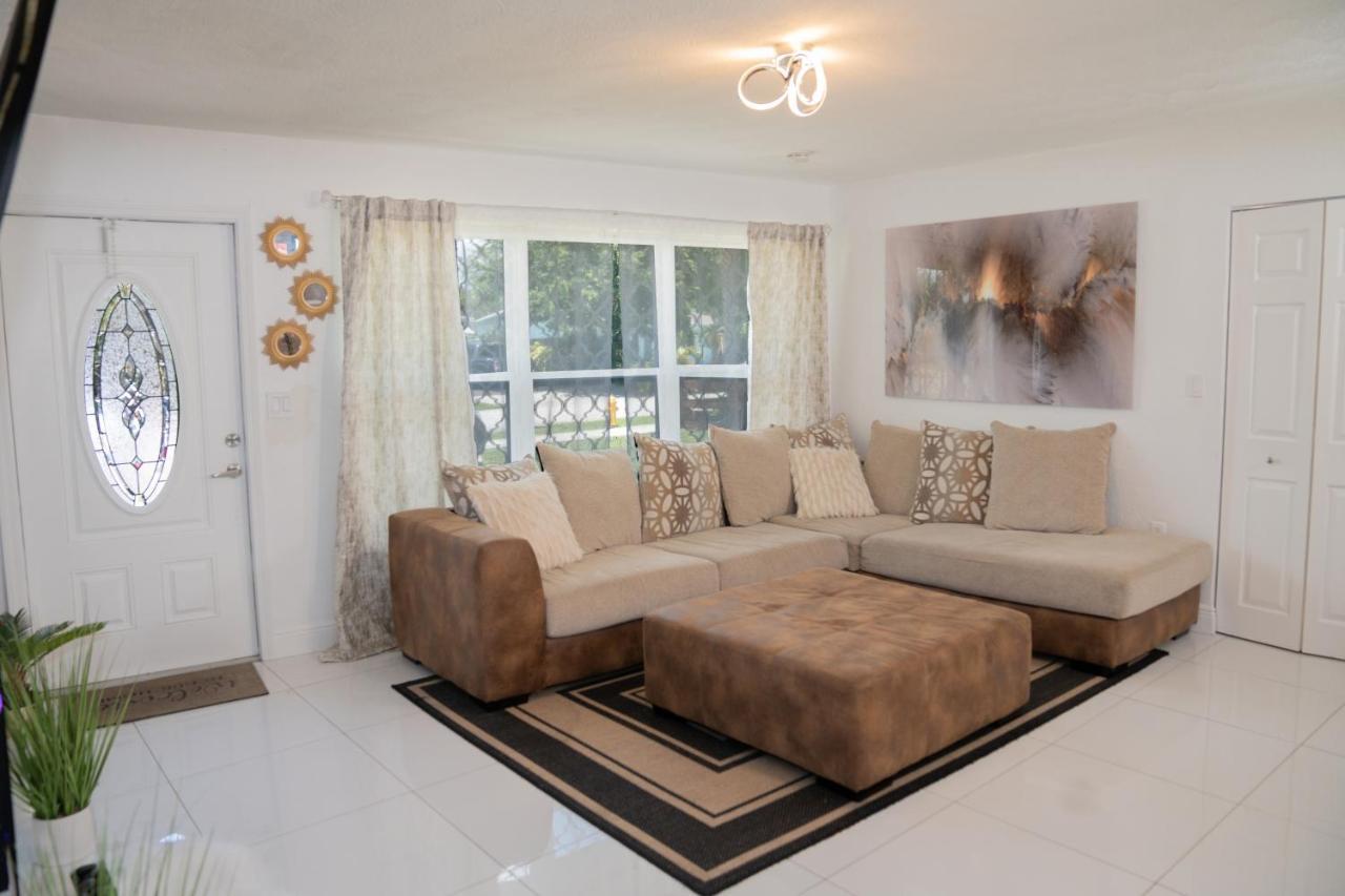 Holiday home Light & Cozy House In Pompano - Bbq, Patio, Parking