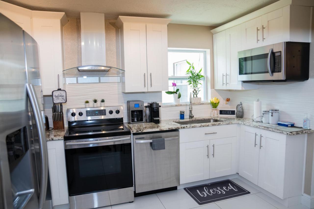 Light & Cozy House In Pompano - Bbq, Patio, Parking Holiday home